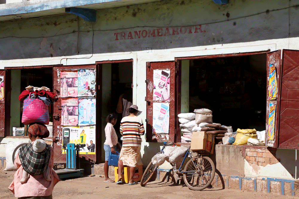 Straatleven in Betafo, Madagaskar. Rondreis Madagaskar, wnadelen in de buurt van Betafo. Hiken.