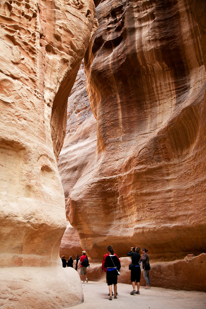 Wandelen door de siq in Petra is al een belevenis op zich. Rondreis Jordanie met Wadi Rum, Petra, Dana reserve en de Dode Zee