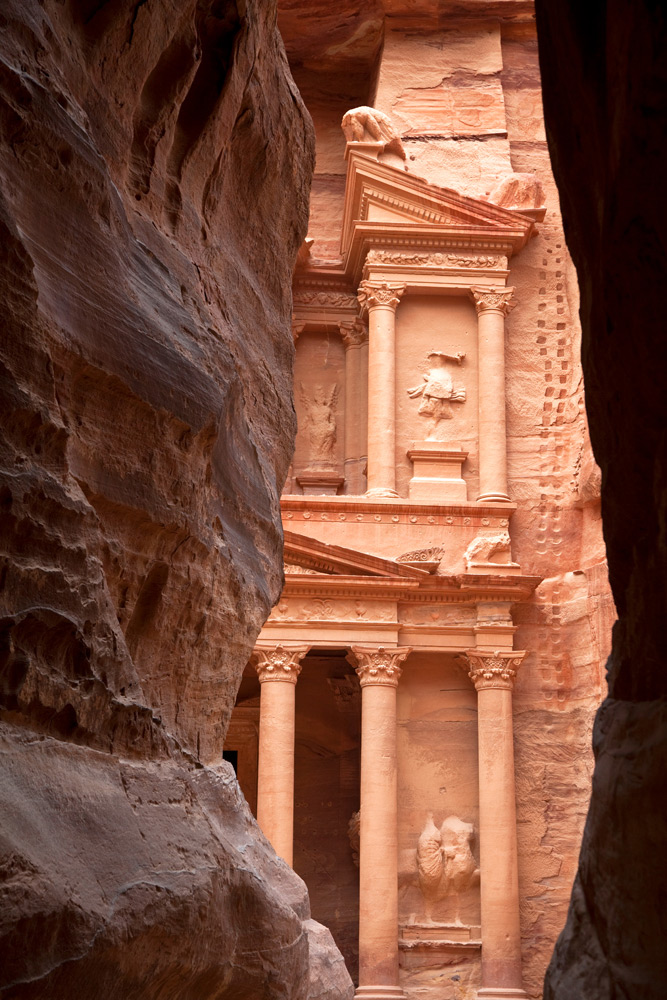 Al Khazneh, de bekendste graftombe van Petra, vanuit de siq gezien. Rondreis Jordanie met Wadi Rum, Petra, Dana reserve en de Dode Zee