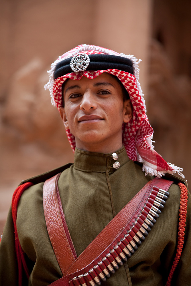 Wachter in vol ornaat bij Petra, Jordanie. Rondreis Jordanie met Wadi Rum, Petra, Dana reserve en de Dode Zee