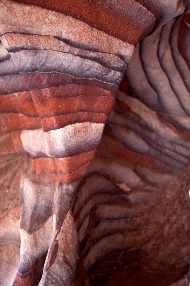 Waanzinnige kleuren in het gesteente bij Petra, Jordanië. Rondreis Jordanie met Wadi Rum, Petra, Dana reserve en de Dode Zee