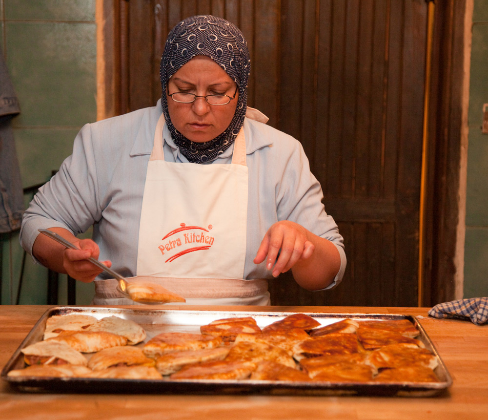 Kookles bij Petra Kitchen in Jordanië . Rondreis Jordanie met Wadi Rum, Petra, Dana reserve en de Dode Zee