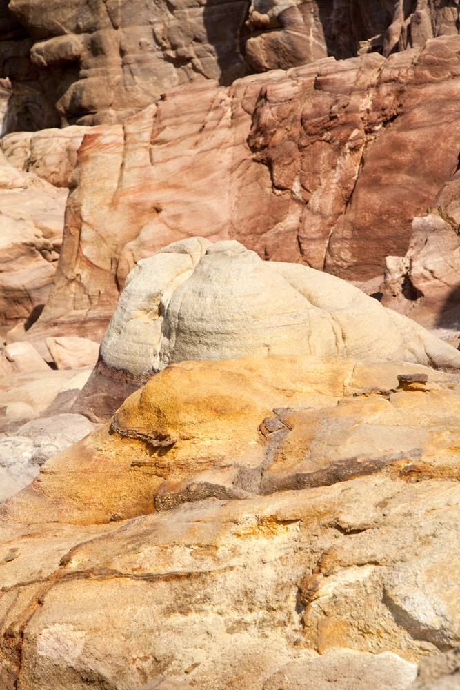 Bijzonder gekleurde gesteenten in natuurreservaat Wadi Mujib. Rondreis Jordanie met Wadi Rum, Petra, Dana reserve en de Dode Zee