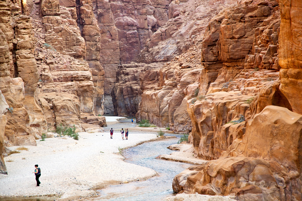 Wandelen in de kloof van Wadi Mujib. Rondreis Jordanie met Wadi Rum, Petra, Dana reserve en de Dode Zee