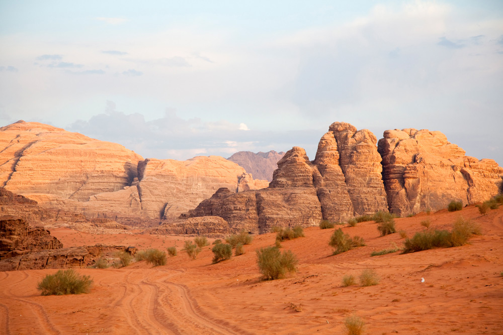 Jeepsafari in de Wadi Rum woestijn. Rondreis Jordanie met Wadi Rum, Petra, Dana reserve en de Dode Zee