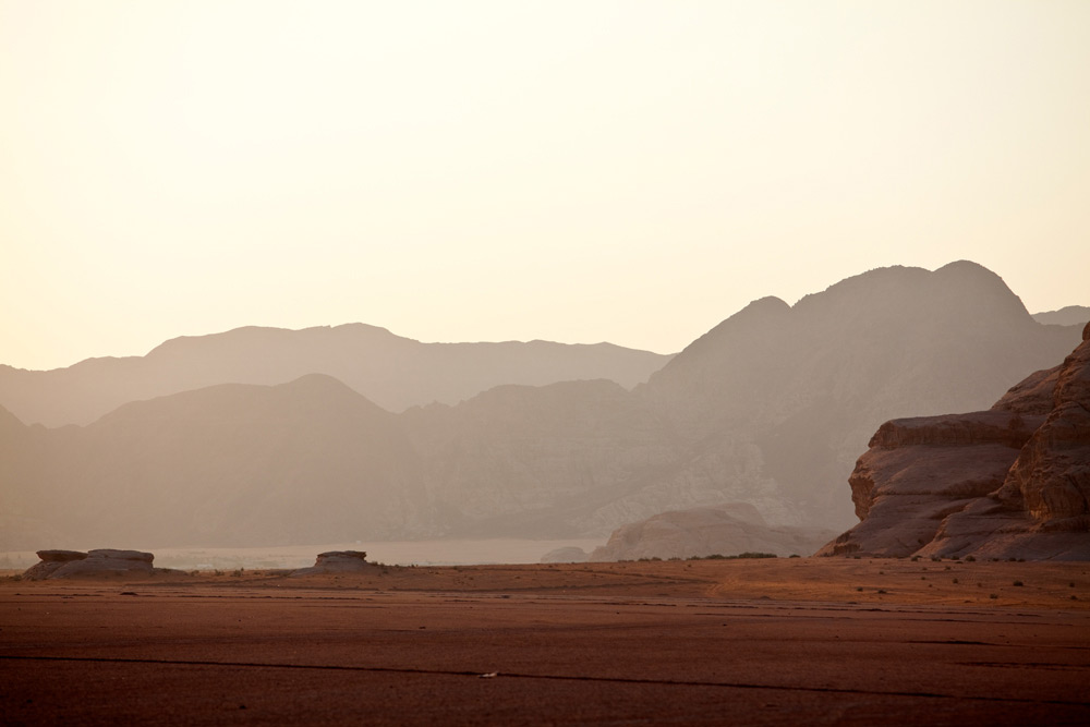 De vroege ochtend in Wadi Rum, Jordanië . Rondreis Jordanie met Wadi Rum, Petra, Dana reserve en de Dode Zee
