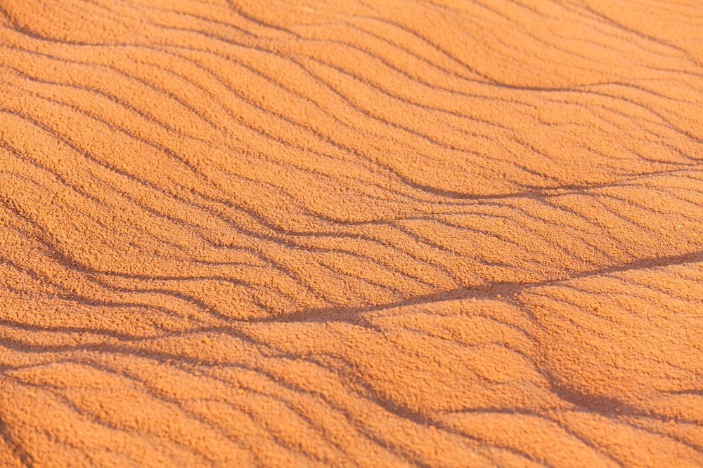 Zand lijkt golvend water in de Wadi Rum woestijn. Rondreis Jordanie met Wadi Rum, Petra, Dana reserve en de Dode Zee