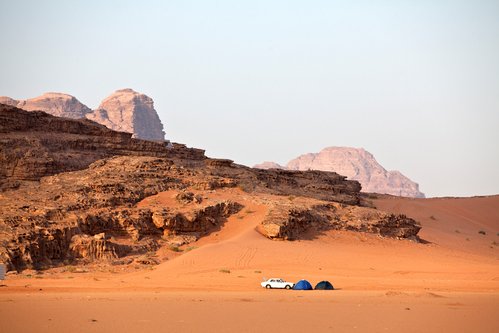 Bijna alleen op de wereld, kamperen in de Wadi Rum woestijn. Rondreis Jordanie met Wadi Rum, Petra, Dana reserve en de Dode Zee