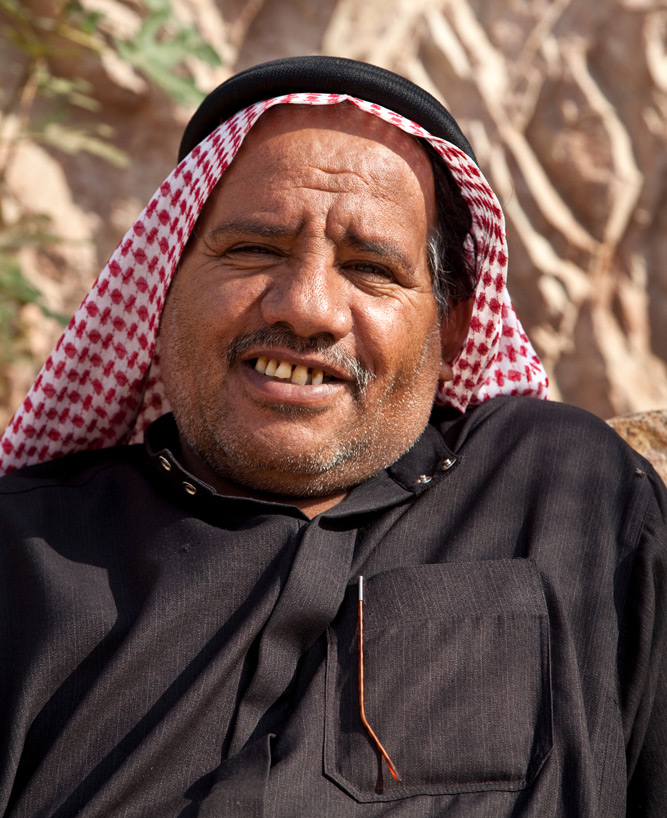 Medereiziger in Wadi Rum, Jordanië. Rondreis Jordanie met Wadi Rum, Petra, Dana reserve en de Dode Zee