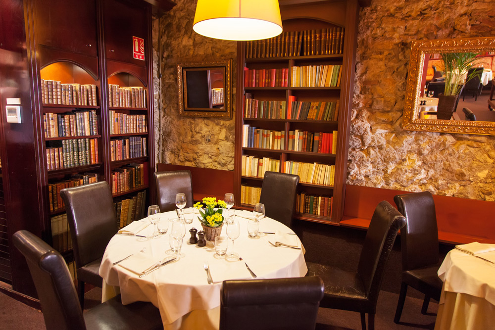 Les Arcenaulx is een combinatie van boekwinkel, galerie, theesalon en restaurant, Marseille, stedentrip, Frankrijk