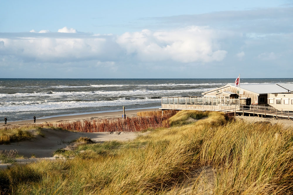 . Het strand met strandpaviljoen Luctor et Emergo van Camperduin, Nederland