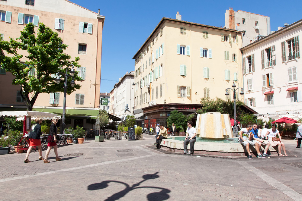 De Cours Honoré met talloze terrassen . Stedentrip Marseille, Frankrijk, weekendje weg, hotels, Ben mobiele telefoonabonnement