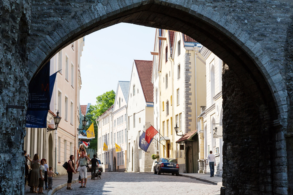 Binnenlopen via een van de stadspoorten van Tallinn. Cruise Baltische Zee, Tallinn, Estland, stedentrip
