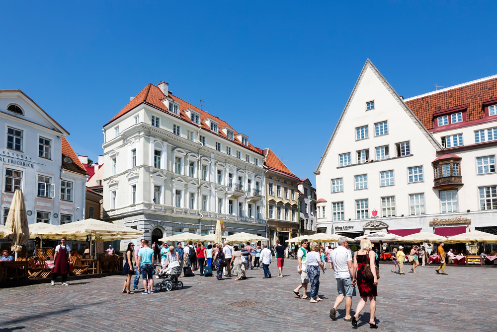 Smalle straten komen uit op statige pleinen in Tallinn . Cruise Baltische Zee, Tallinn, Estland, stedentrip