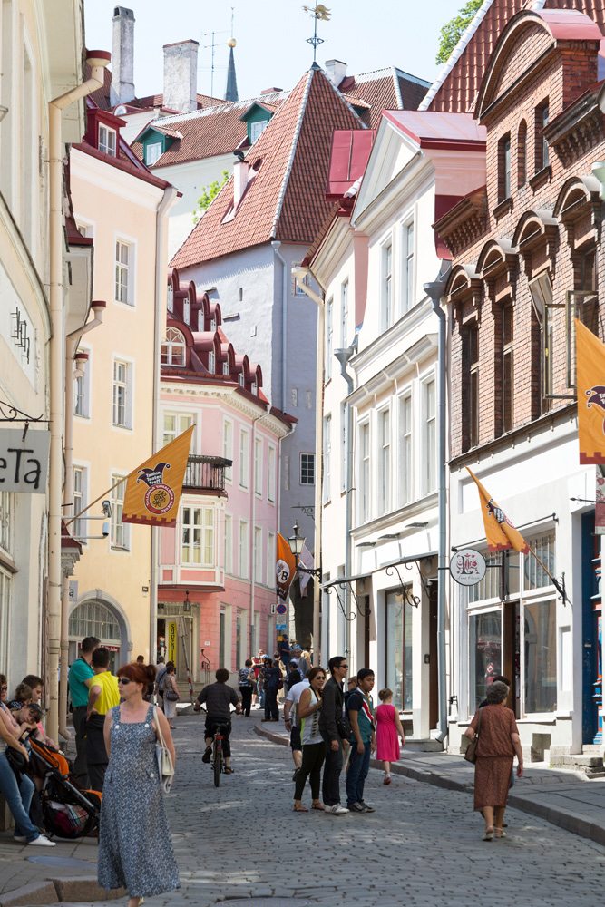 In de smalle straten vind je volop kleinschalige winkels en boetiekjes. Cruise Baltische Zee, Tallinn, Estland, stedentrip