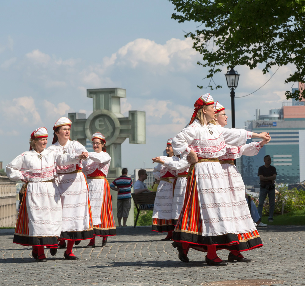 Gratis dansvoorstelling in Tallinn. Cruise Baltische Zee, Tallinn, Estland, stedentrip