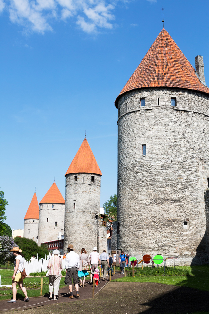 Twintig van de verdedigingstorens van de oude stadsmuur staan nog fier overeind. Cruise Baltische Zee, Tallinn, Estland, stedentrip