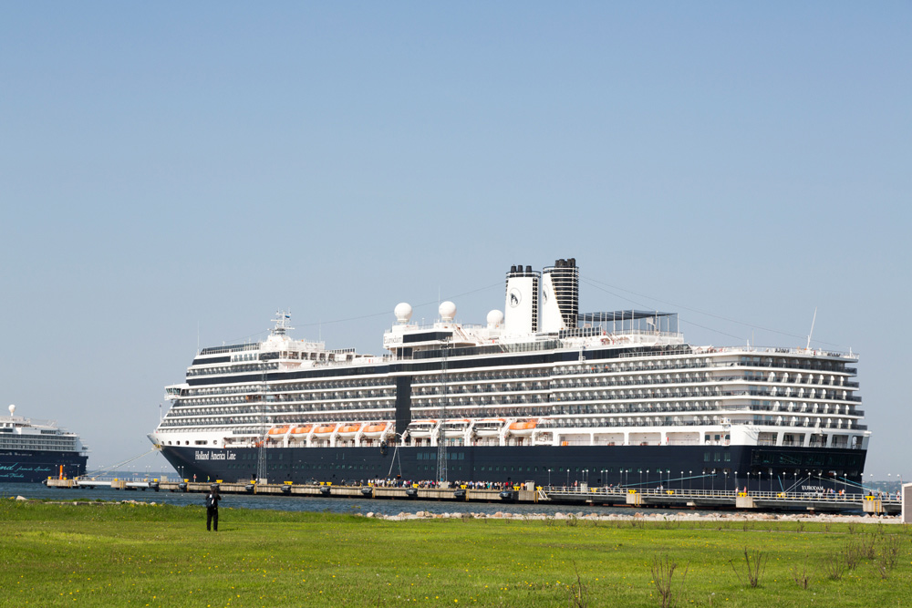 Het cruiseschip van Holland America Line in de haven van Tallinn. HAL.. Cruise Baltische Zee, Tallinn, Estland. Holland Amerika Lijn