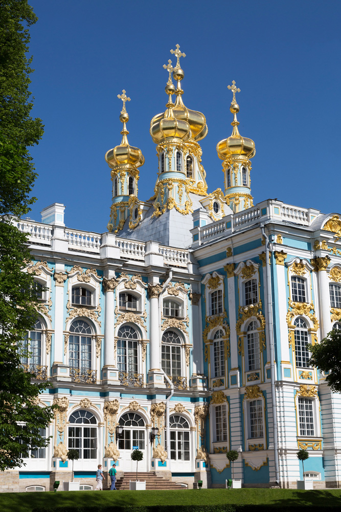 Gouden torentjes sieren het babyblauwe Catharinapaleis. Het Catherinapaleis in Pushkin