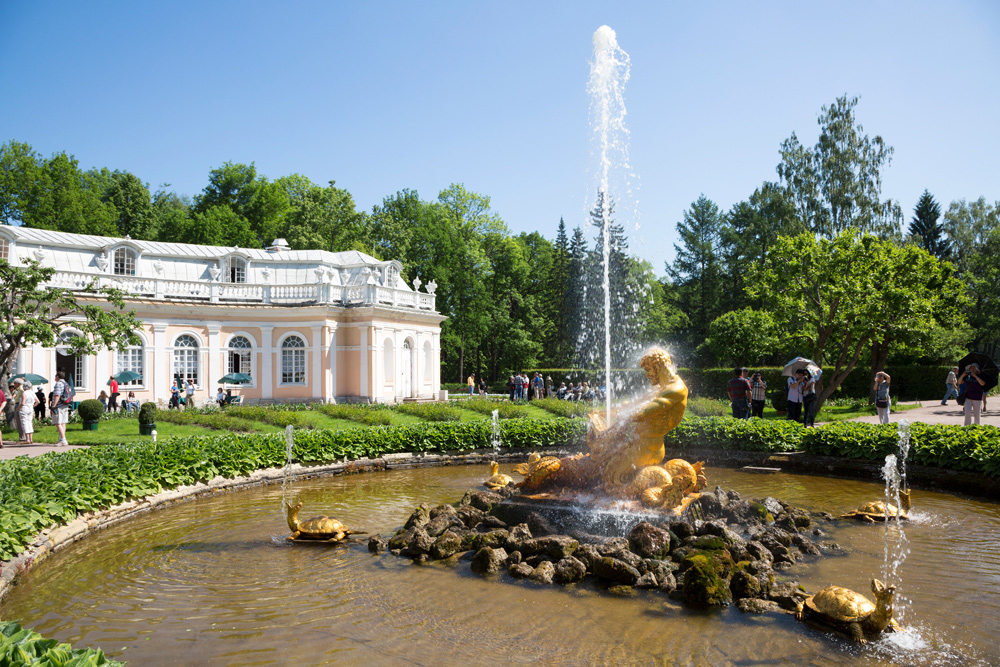 Tuinen van Peterhof paleis net buiten Sint Petersburg, Rusland