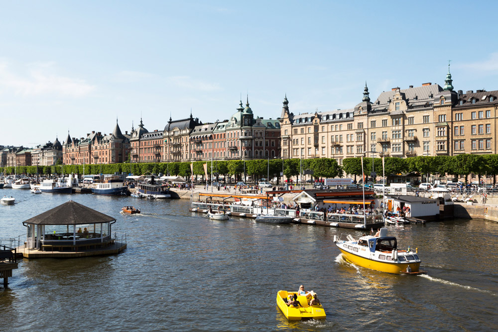 Slenteren langs de waterkant in Stockholm