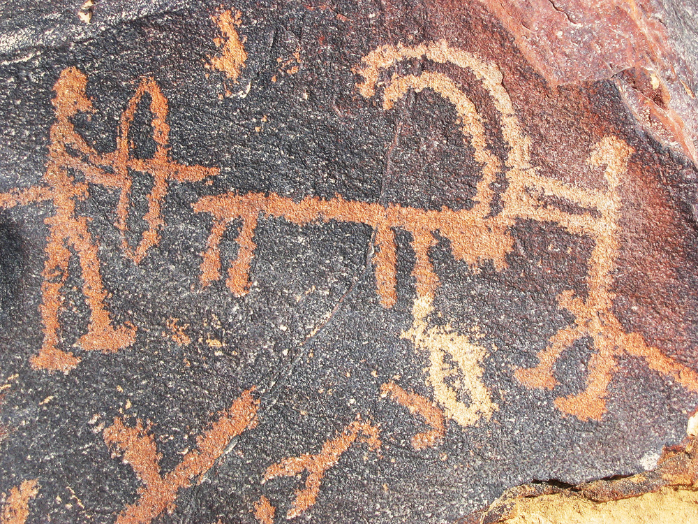 Een jager en dieren afgebeeld op een steen in het Har Karkom gebergte. Rondreis Negev woestijn, Israel
