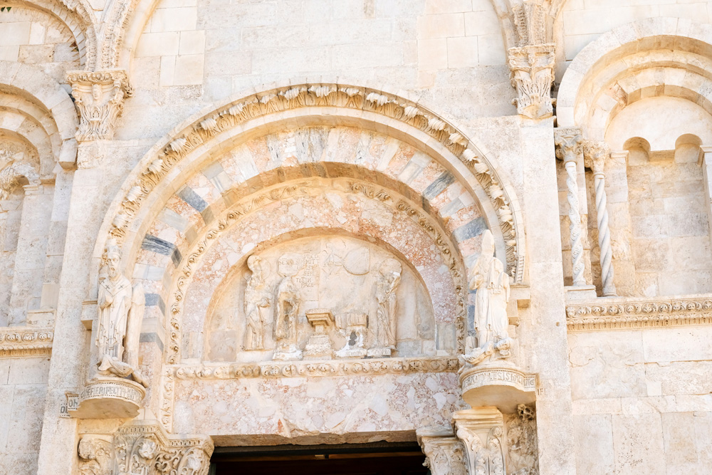 De façade van de kathedraal van Termoli. Termoli, Molise, Zuid-Italie, rondreis, kustplaats, zomervakantie