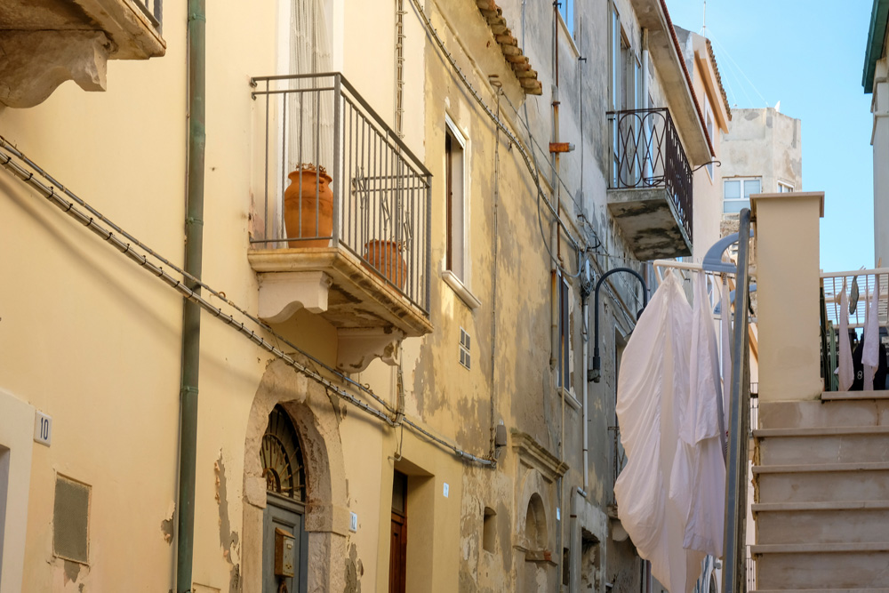 In de straten ruikt het naar pas gewassen lakens. Termoli, Molise, Zuid-Italie, rondreis, kustplaats, zomervakantie