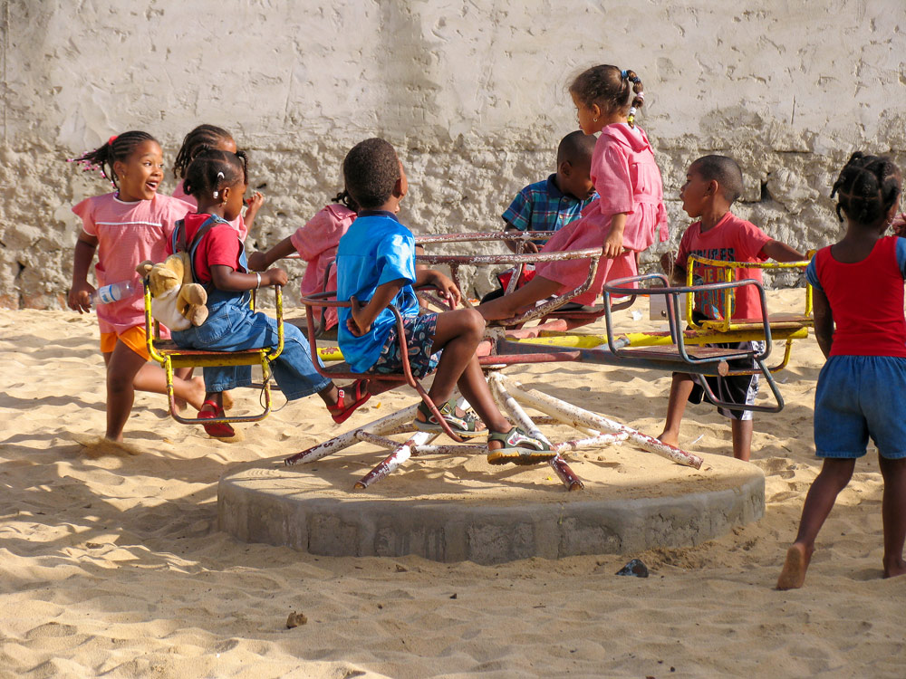 Kinderen in de speeltuin op Sal, KaapverdieRondreis, Kaapverdië, Ilha do Sal, eilandhoppen, island hopping,