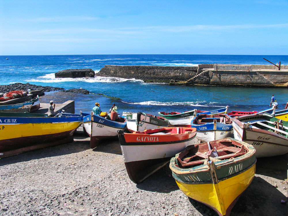 Vissersboten op het eiland Santo Antao, Kaapverdie. Rondreis, Kaapverdië, Ilha do Sal, eilandhoppen, island hopping,