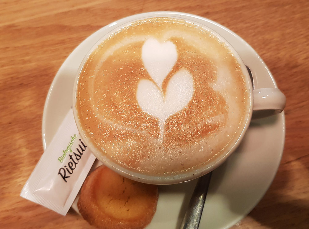 Zeker proberen, deze kokoscappuccino bij Bakery Cafe, Stedentrip Almere