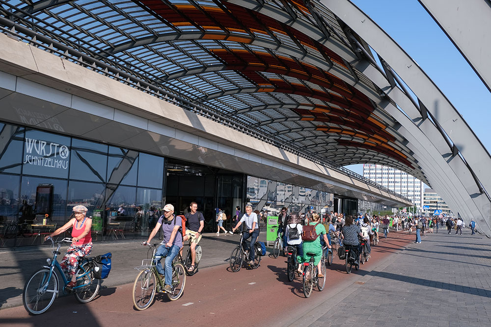 Fietsers achter Amsterdam Centraal, amsterdam, CS, station, 