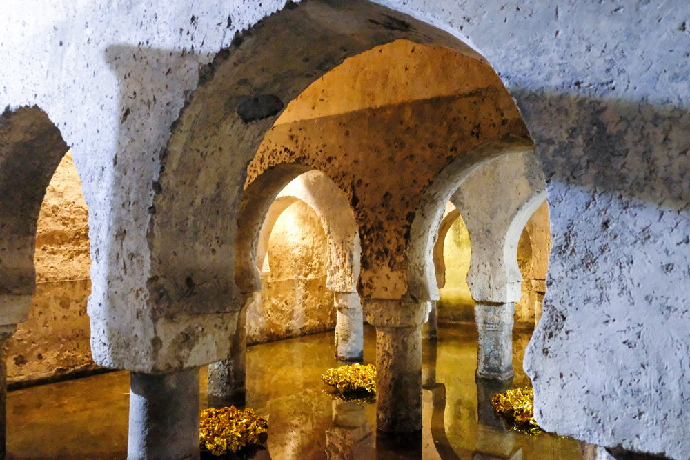 De ondergrondse Spaanse-Arabische aljibe (het waterreservoir) in Cáceres. Rondreis Extremadura, Spanje