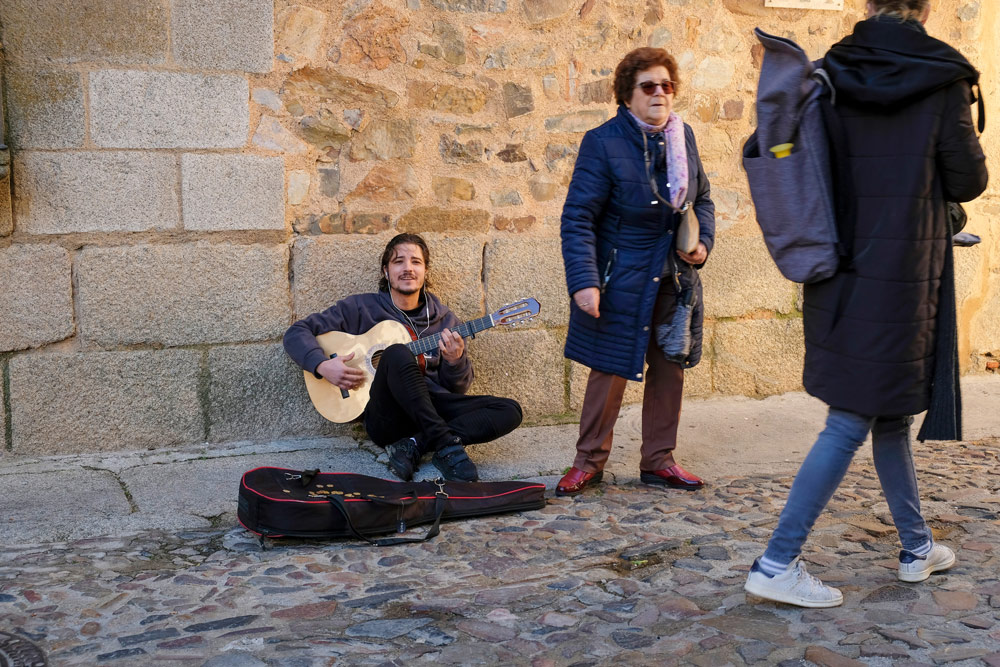 Wegzwijmelen bij gitaarmuziek in Cáceres. Rondreis Extremadura, Spanje