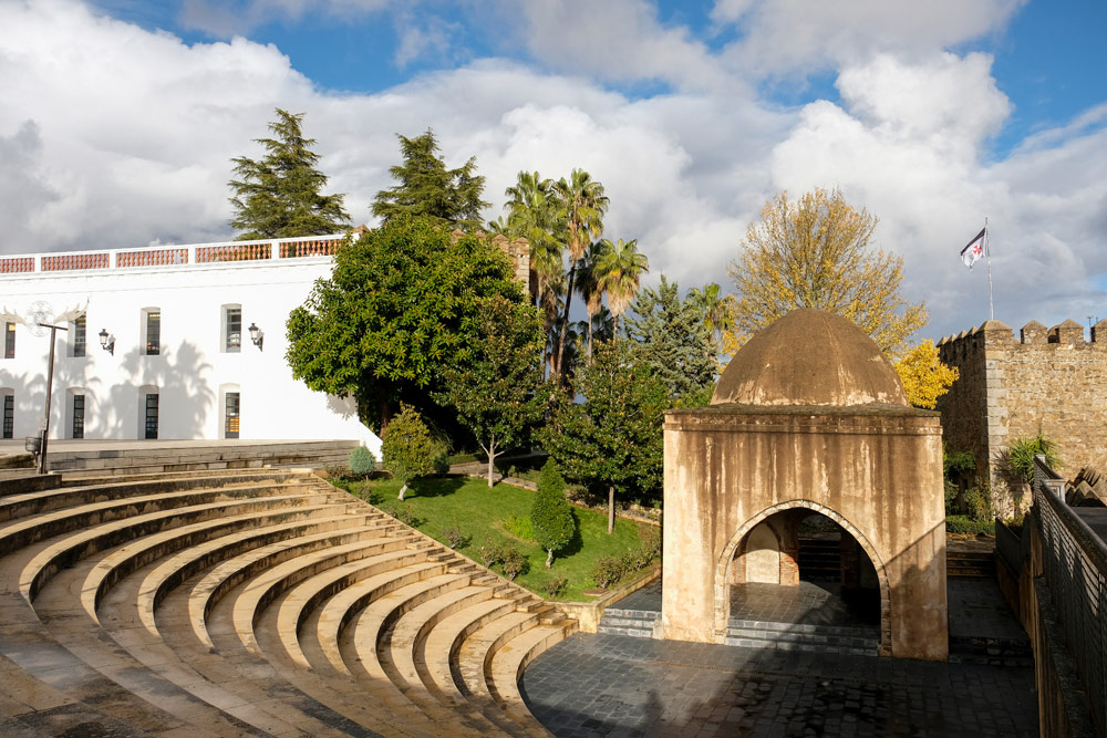 Hoog boven de stad trotseert een fort al eeuwen de elementen, Jerez de los Caballeros, Extremadura, Spanje, rondreis