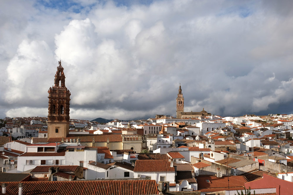Uitzicht over de daken en kerken van Jerez de los Caballeros. Rondreis Extremadura, Spanje