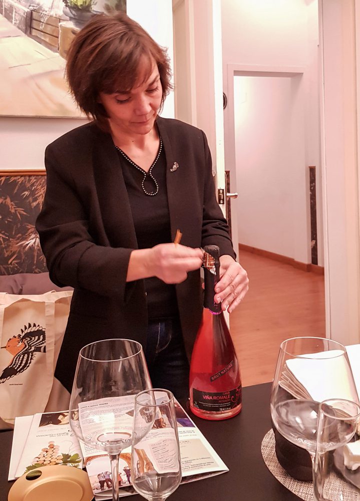 Cati schuift aan bij restaurant Taperá Santisteban om enkele wijnen te laten proeven.. Rondreis Extremadura, Spanje