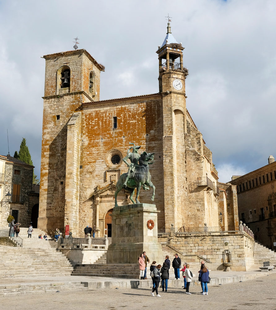 Pizarro kijkt uit over het Plaza Mayor van Trujillo. Spanje - Extremadura - Trujillo - rondreizen, rondreis. 