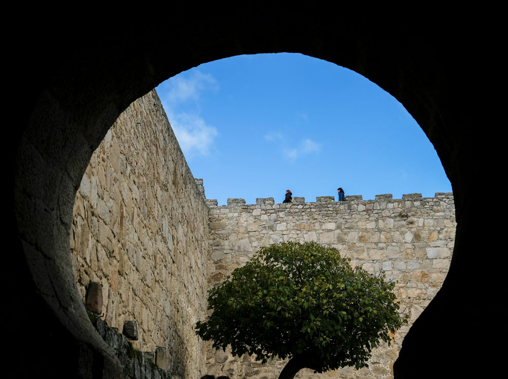 Doorkijkje in het kasteel. Spanje - Extremadura - Trujillo - rondreizen, rondreis.