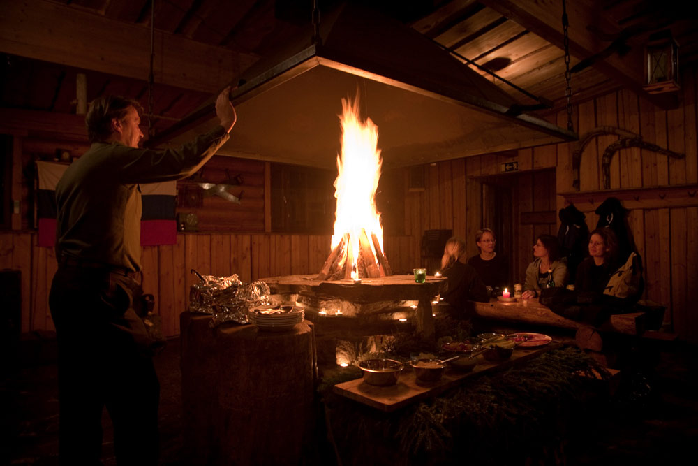 Dineren rond een vuurtje Wintersport in Vuokatti, Lapland, Finlans