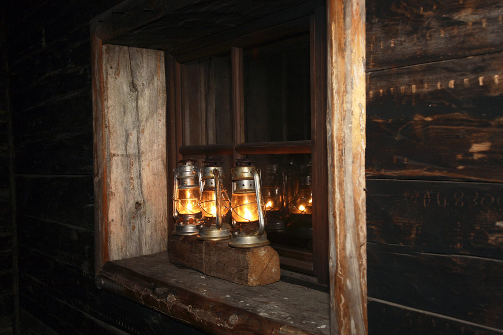 Na de sauna met een lampje de weg naar het meer vinden.Wintersport in Vuokatti, Lapland, Finlans