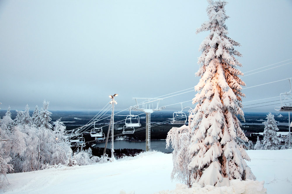 Betoverend wintersportgebied. Wintersport in Vuokatti, Lapland, Finlans