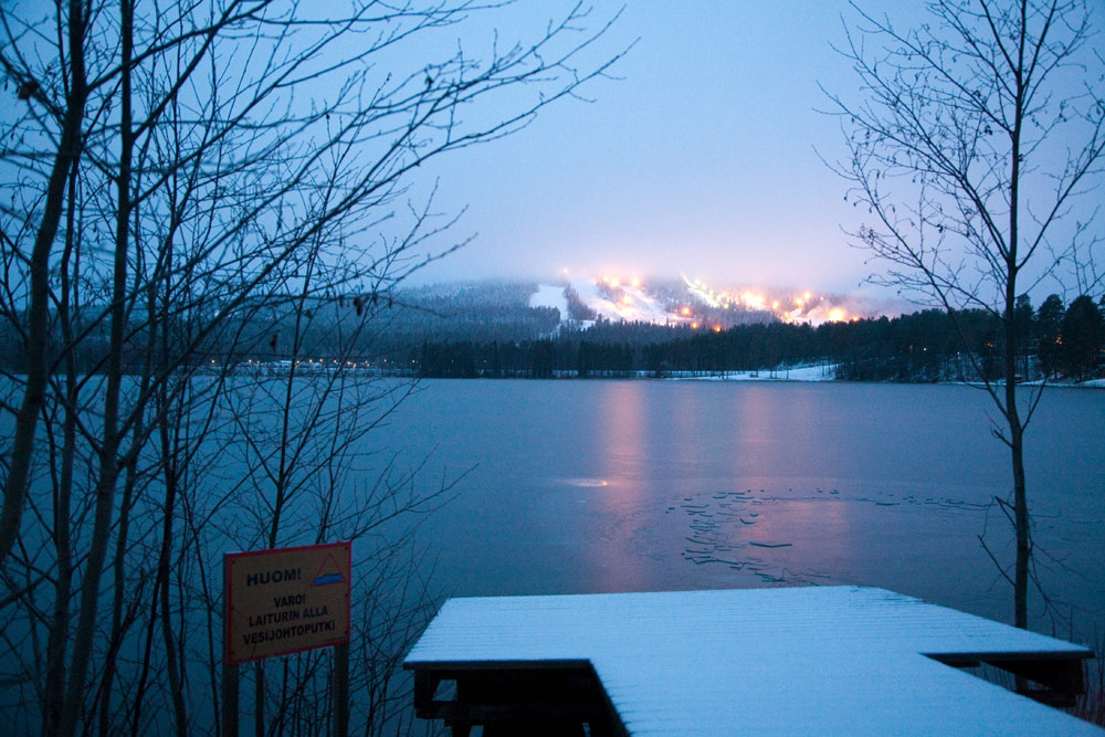 In de verte de skipistes van Vuokatti. Wintersport in Vuokatti, Lapland, Finlans