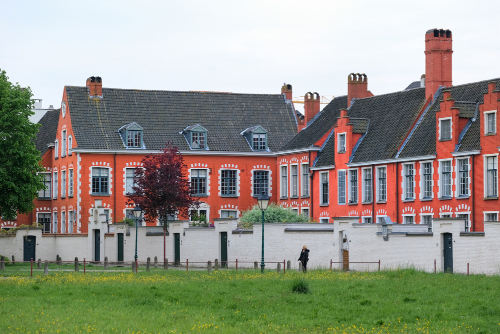 Begijnhof O.L.V. ter Hoyen aan de Lange Violettestraat. Stedentrip Gent, Vlaanderen, Belgie. de groene hotspots