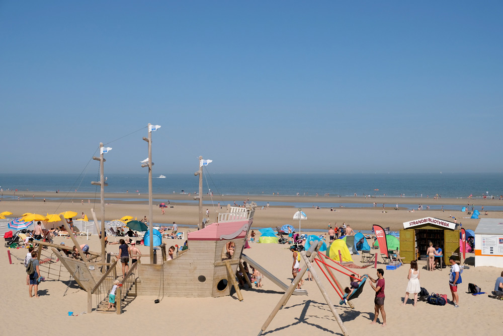 Spelen op het strand, zorg voor voldoende bescherming tegen de zon. Strandvakantie in Nederland met kinderen, zomervakantie, vakantie, strand