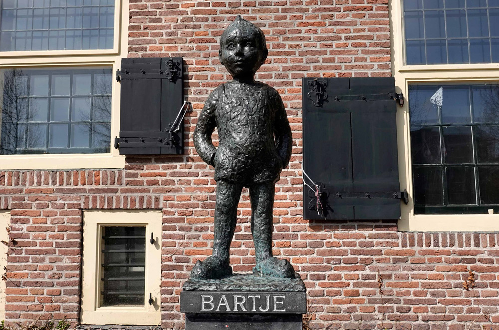 Standbeeld van de ondeugende Bartje uit de boeken van Anne de Vries. stedentrip assen, nederland