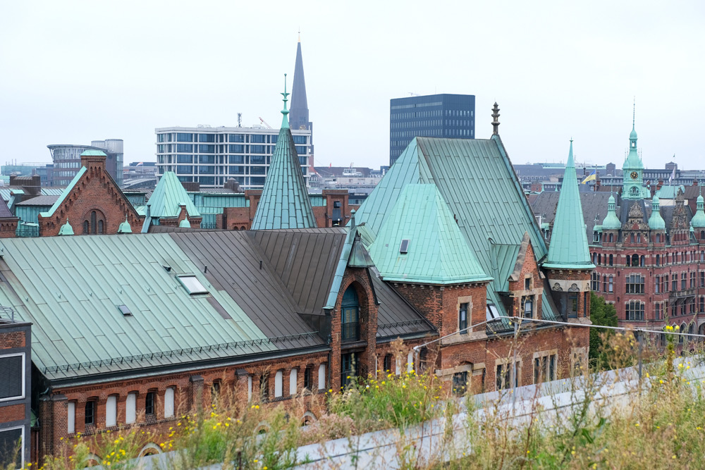 De skyline van Hamburg vanaf het dakterras van het Pierdrei hotel. Stedentrip Hamburg, Duitsland, tips, bezienswaardigheden