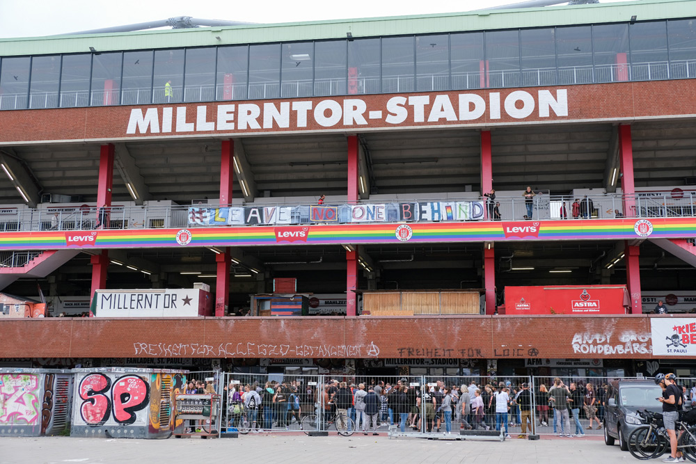 Voetbalfans bij het Millerntor Stadion. Stedentrip Hamburg, Duitsland, tips, bezienswaardigheden