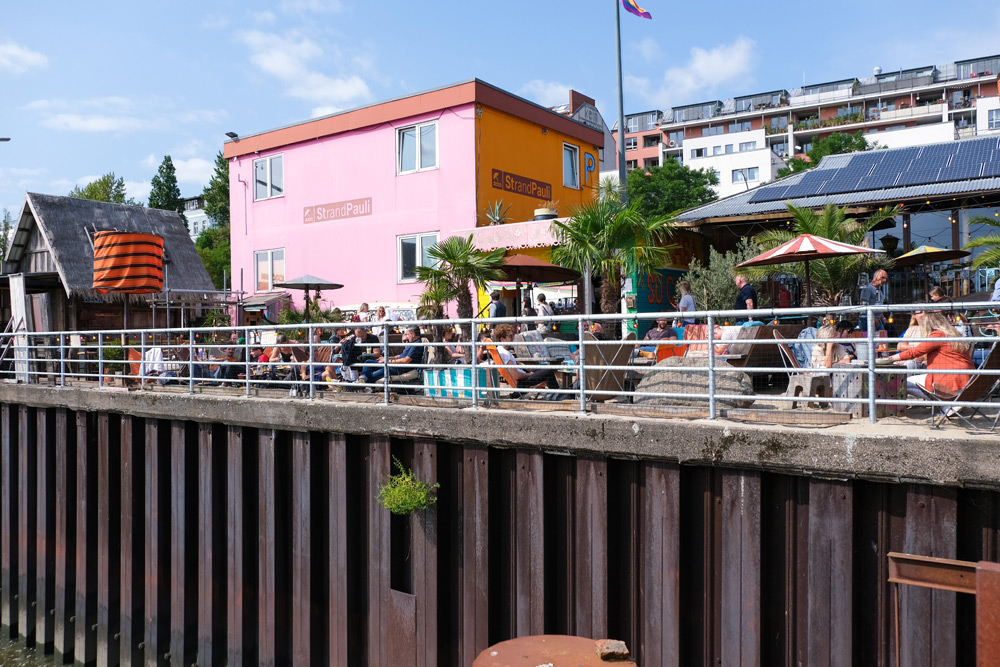 Relaxen langs de Elbe bij StrandPauli. Stedentrip Hamburg, Duitsland, tips, bezienswaardigheden