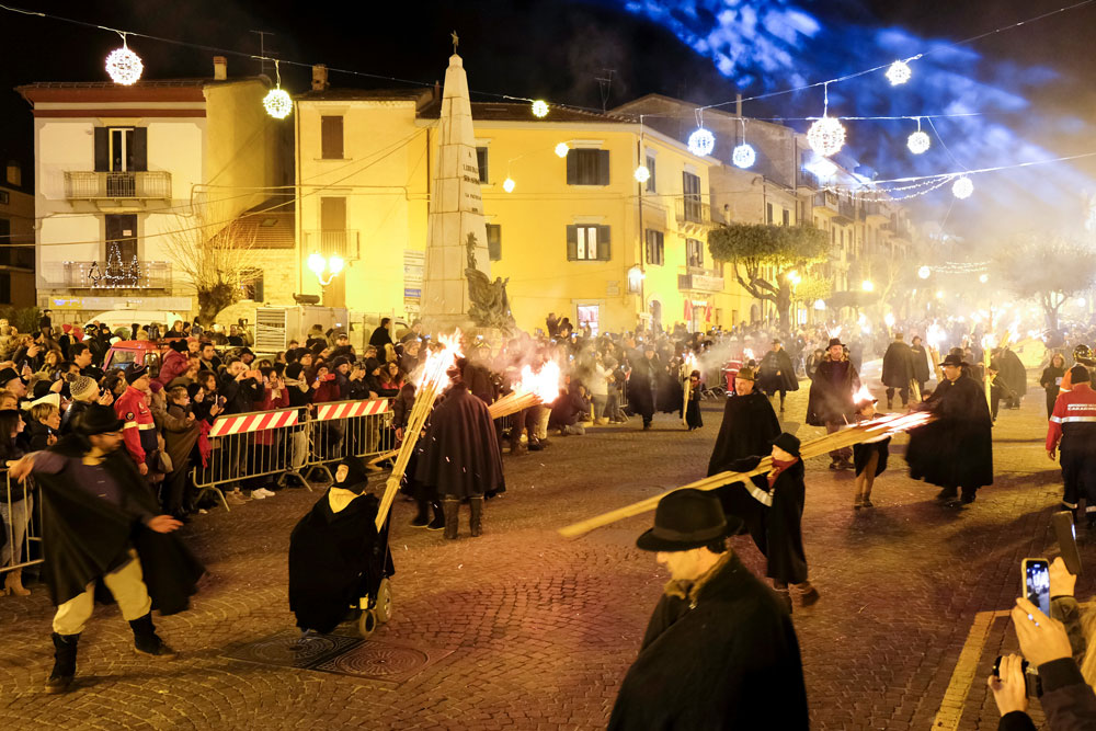 Italie, Molise, Agnone, Ndocciata, kerstmis, festival, festival, fakkels, fakkel, vuur, traditie, traditioneel,